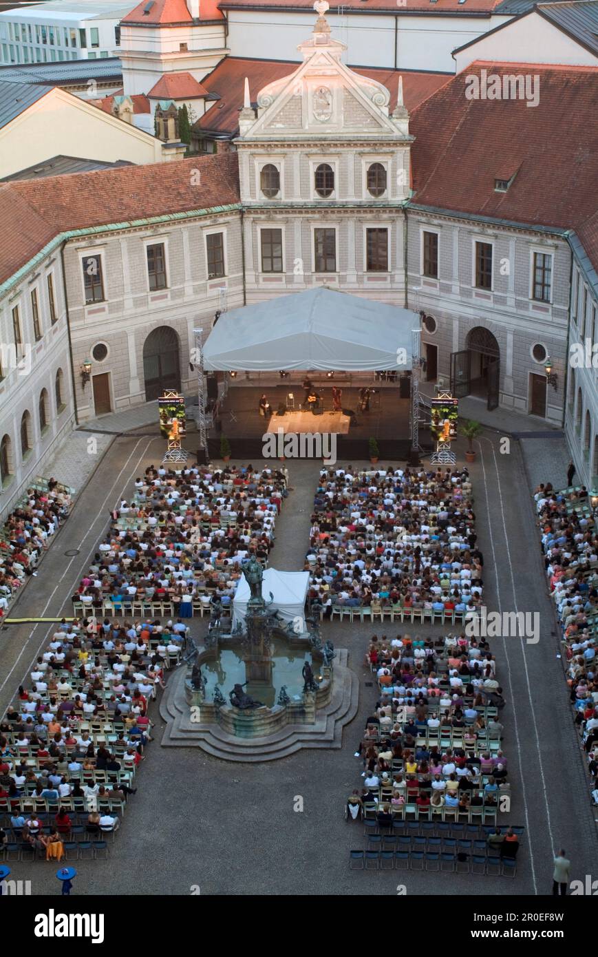 Concerto all'aperto, Brunnenhof, Residenz, ex residenza reale, Monaco, Baviera, Germania Foto Stock
