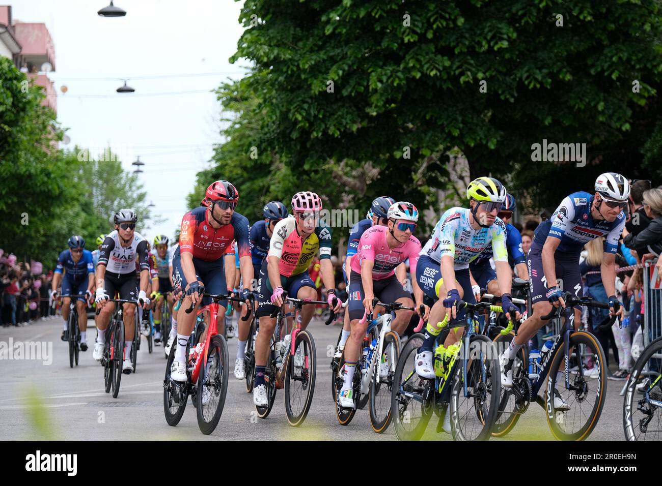 Termoli, Italia. 08th maggio, 2023. (Da L a R) Filippo Ganna d'Italia e il Team INEOS Grenadiers, Alberto Bettiol d'Italia e il Team EF Education-EasyPost, Remco Evenepoel del Belgio e il Team Soudal Quick-Step indossando la maglia rosa, Lorenzo Rota e il Team Intermarché - Circus - Wanty e Jan Hirt della Repubblica Ceca e il Team Soudal - Quick Step durante il giro d'Italia 106th 2023 - Stage 3 da vasto a Melfi. (Foto di Elena Vizzoca/SOPA Images/Sipa USA) Credit: Sipa USA/Alamy Live News Foto Stock