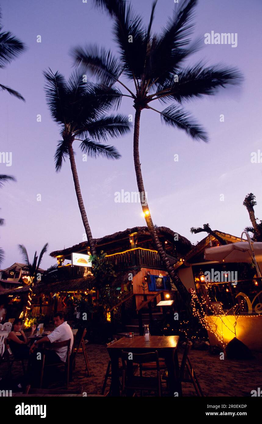 Ristorante la sera, sulla spiaggia di Cabarete, le persone sono seduti su sedie di plastica, Repubblica Dominicana Foto Stock
