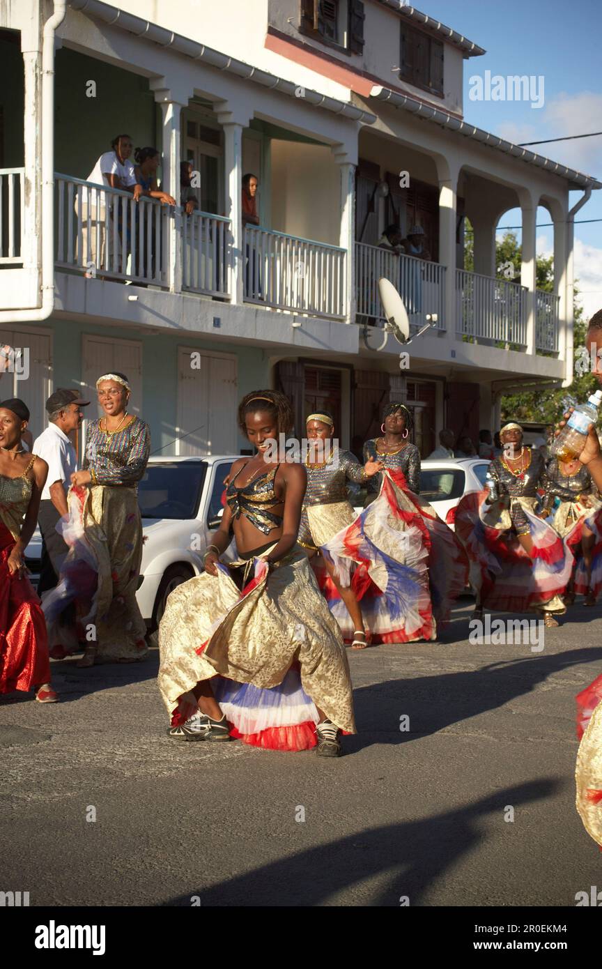 Belle donne che ballano al Carnevale, le Moule, Grande-Terre, Guadalupa, Mar dei Caraibi, America Foto Stock