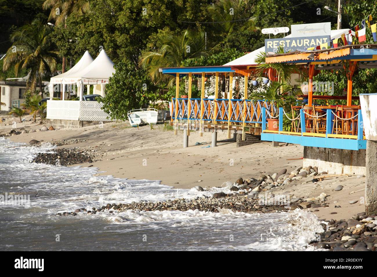 Beach bar e capanne sulla spiaggia di Deshaies, basse-Terre, Guadalupa, Mar dei Caraibi, America Foto Stock