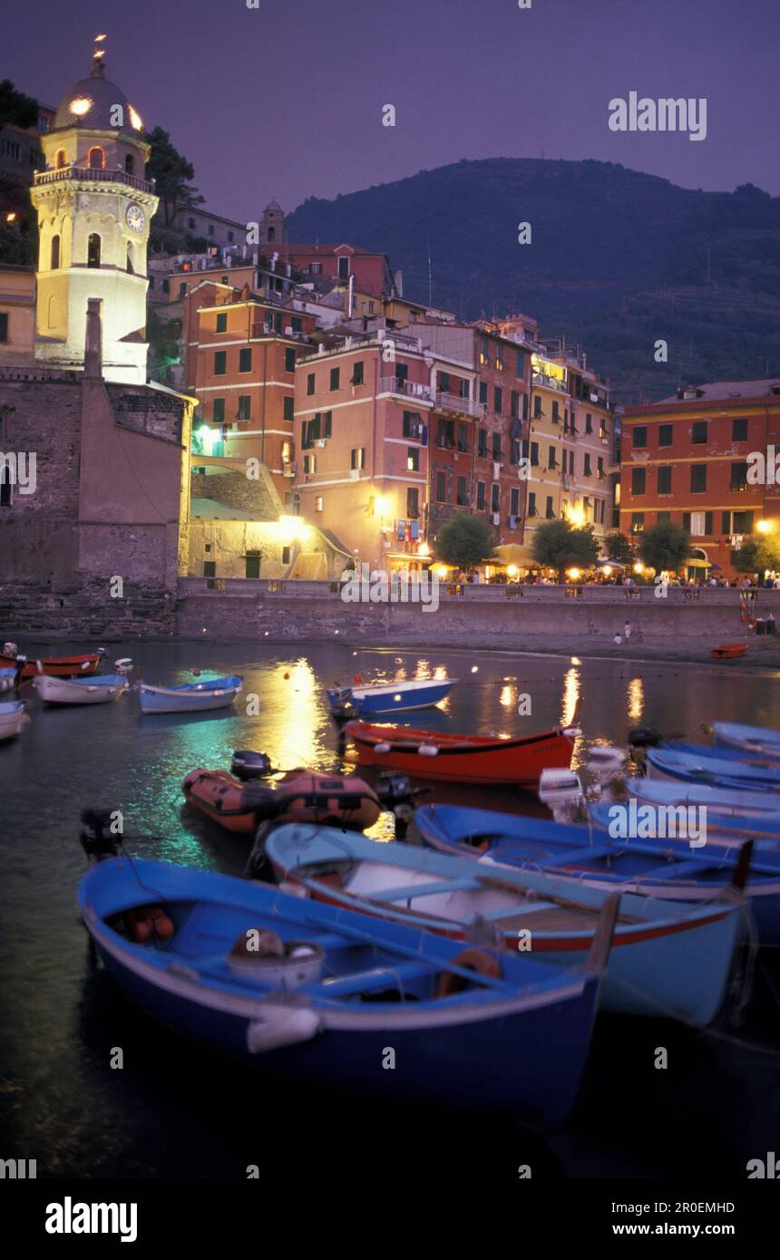 Porto in serata, Vernazza, cinque Terre, Liguria, Italia Foto Stock