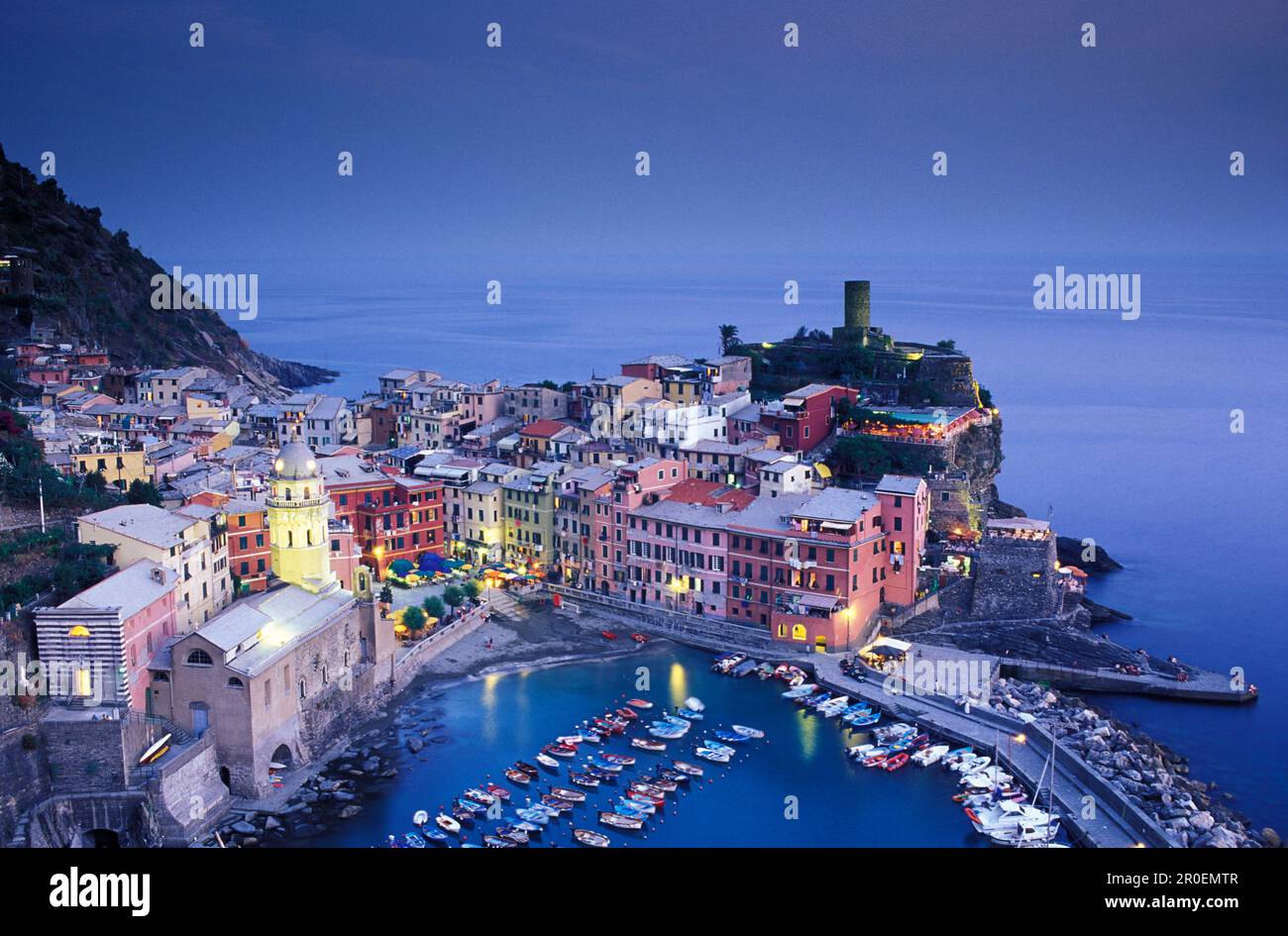 Vernazza in serata, vista dall'alto, cinque Terre, Liguria, Italia Foto Stock