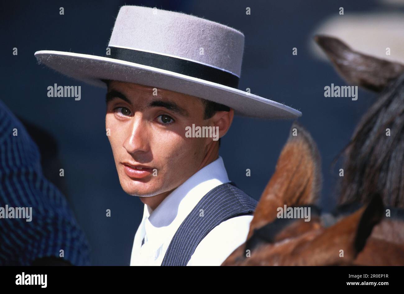 Giovane in costume tradizionale a Feria de la Manzanilla, Sanlucar de Barrameda, Cadice, Andalusia, Spagna, Europa Foto Stock