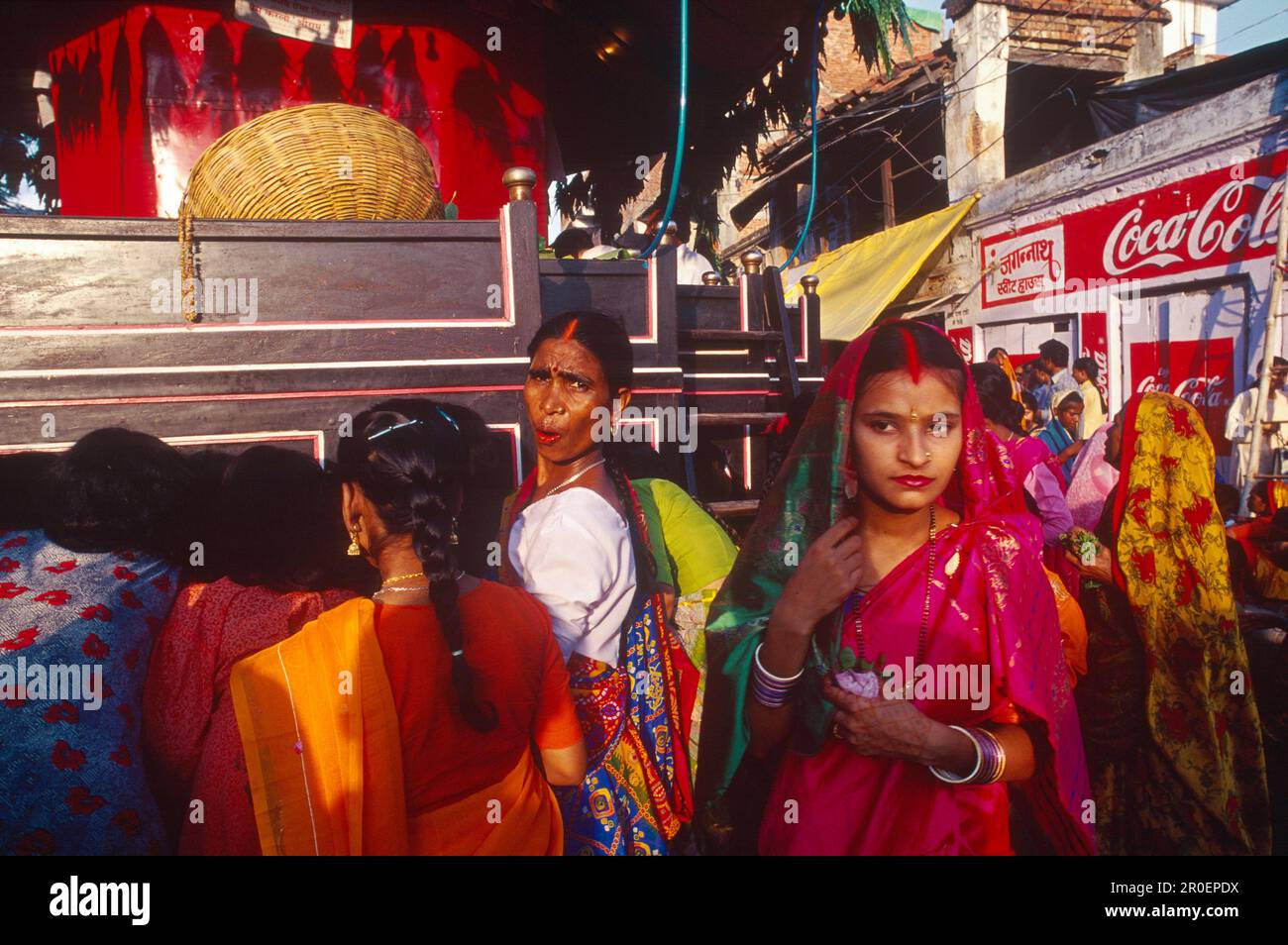 Pellegrini con foglie , dio Krishna, festa di Ratha-Yathra , Varanasi, Benares Utttar Pradesh, India Foto Stock