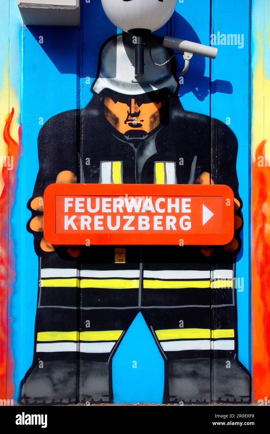 Insegna e pittura murale a Kreuzberg, Berlino, Germania, Europa Foto Stock