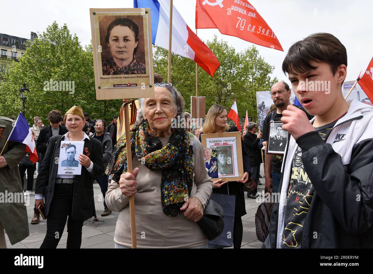 La commémoration de la victoire russe sur la Place de la république à Paris perturbée par des activistes pro-ukrainien Foto Stock