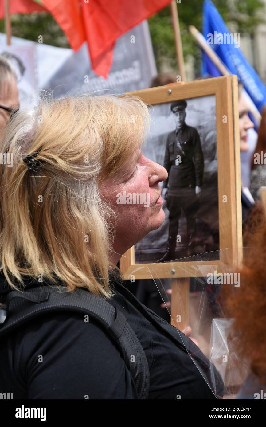 La commémoration de la victoire russe sur la Place de la république à Paris perturbée par des activistes pro-ukrainien Foto Stock