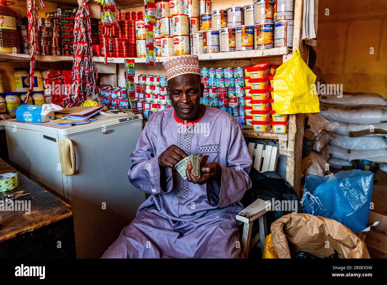 Cambiatore di moneta locale nel mercato di Dalaba, Futa Djallon, Guinea Conakry Foto Stock
