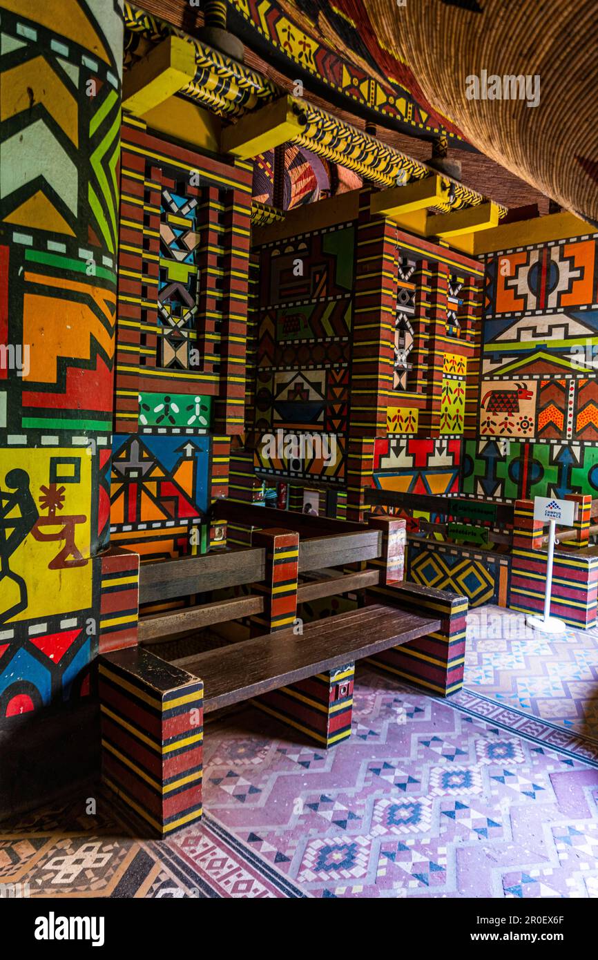 Unica architettura colorata, Alliance Francaise, Ziguinchor, Casamance, Senegal Foto Stock