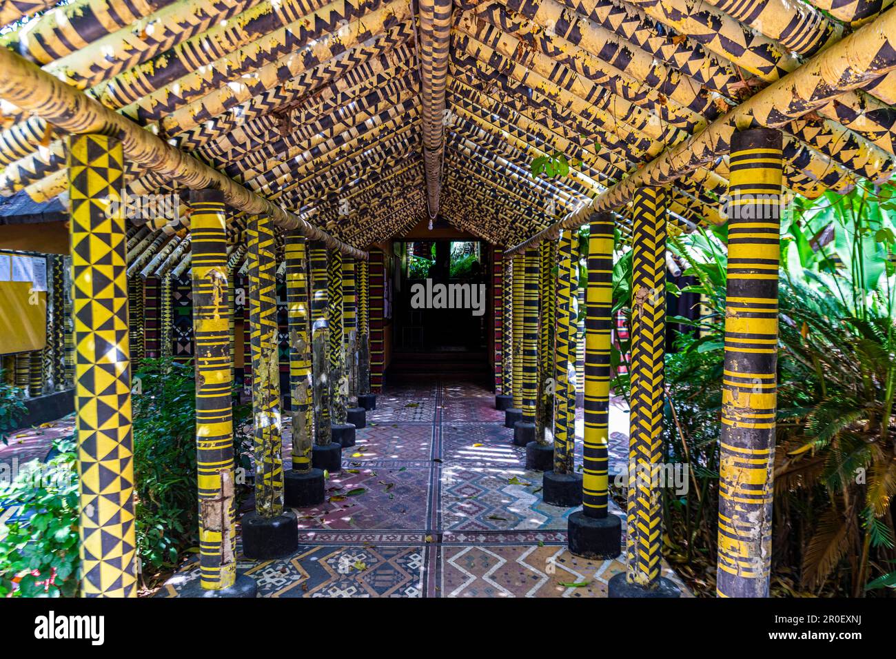 Unica architettura colorata, Alliance Francaise, Ziguinchor, Casamance, Senegal Foto Stock