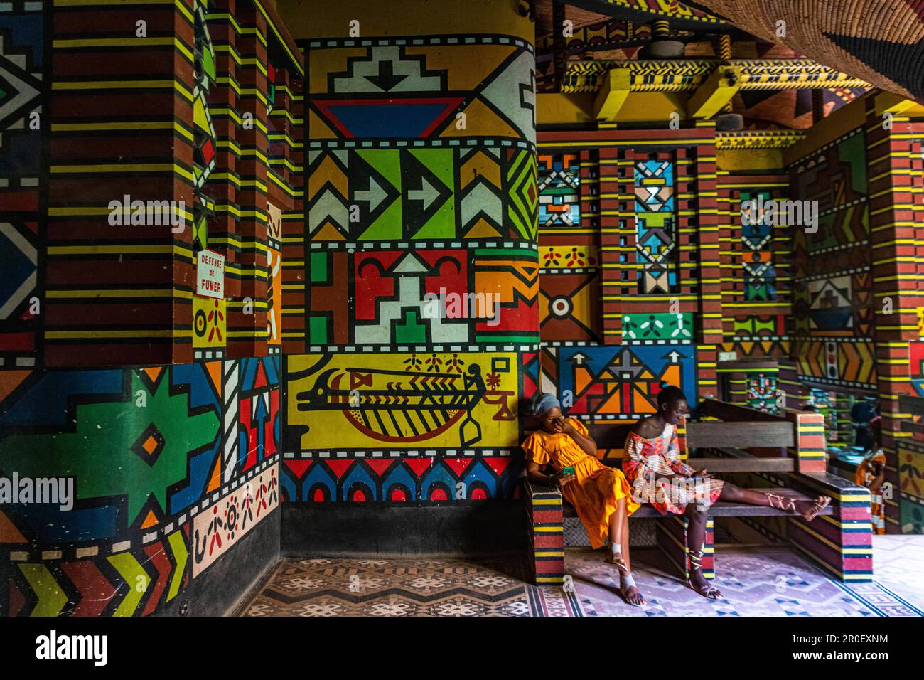 Unica architettura colorata, Alliance Francaise, Ziguinchor, Casamance, Senegal Foto Stock