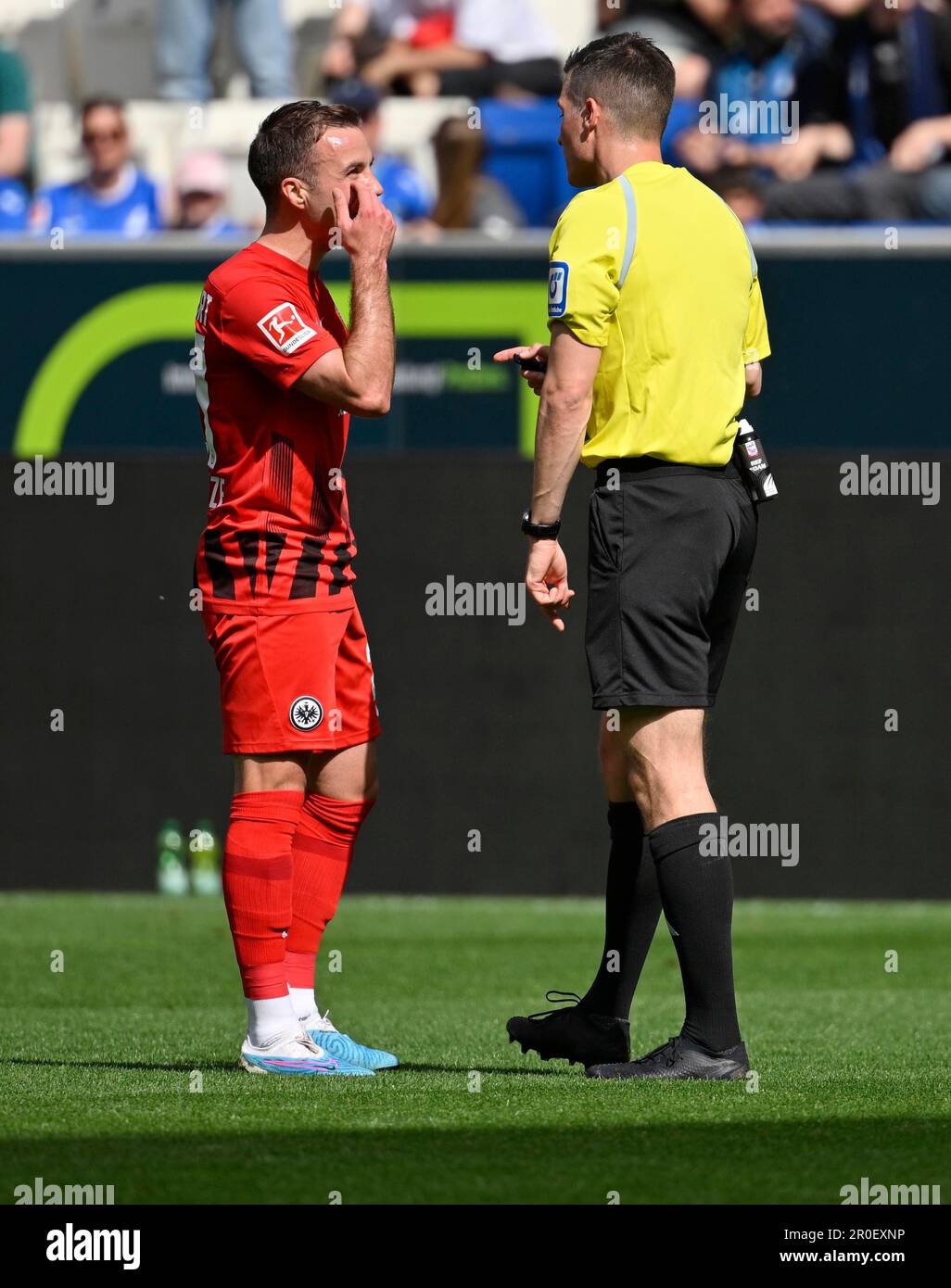 Mario Goetze Eintracht Frankfurt SGE (27) in conversazione discussione con l'arbitro Referee HARM Osmers, gesto, gesto, PreZero Arena, Sinsheim Foto Stock