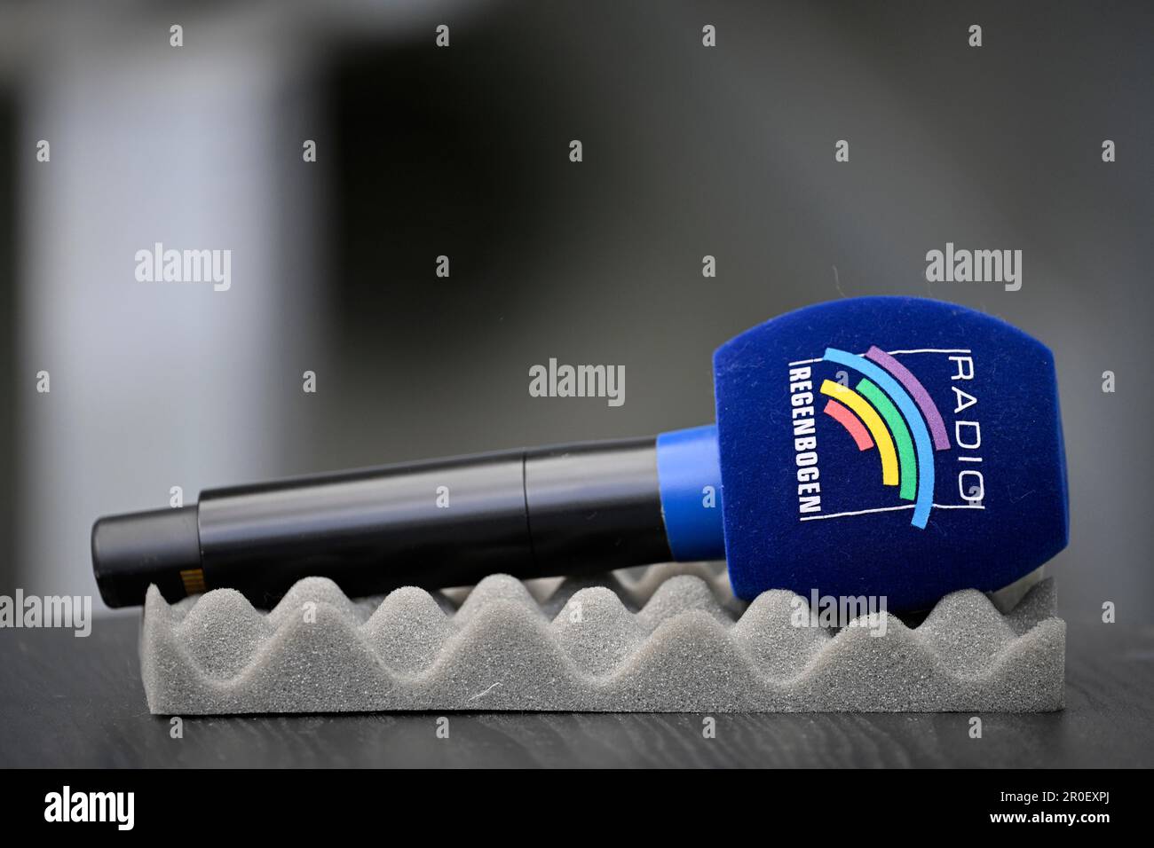 Microfono Micro con logo radio Regenbogen è pronto su schiuma, PreZero Arena, Sinsheim, Baden-Wuerttemberg, Germania Foto Stock