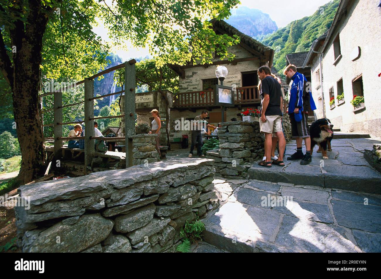 Visitatori, Foroglio, Val Bavona Tessin, Svizzera Foto Stock
