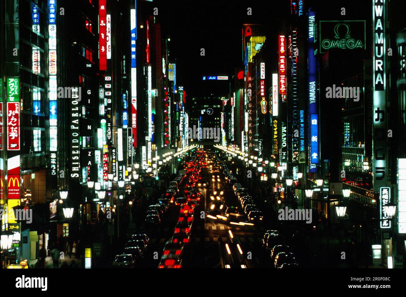 Ginza, Neon pubblicità notturna, traffico stradale, Tokyo, Giappone Foto Stock