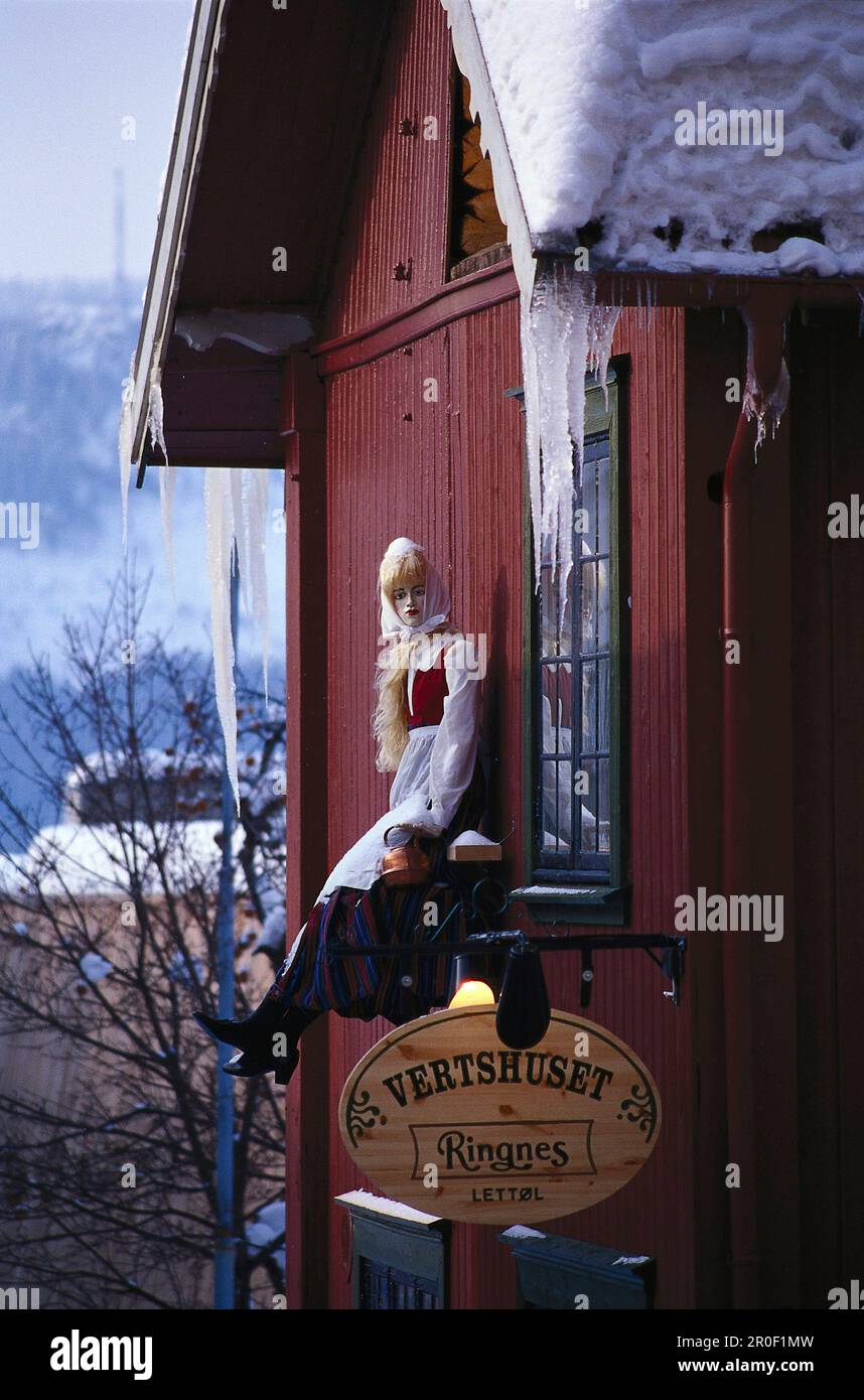 Cabina con figura in inverno, Lillehammer, Oppland, Norvegia, Europa Foto Stock