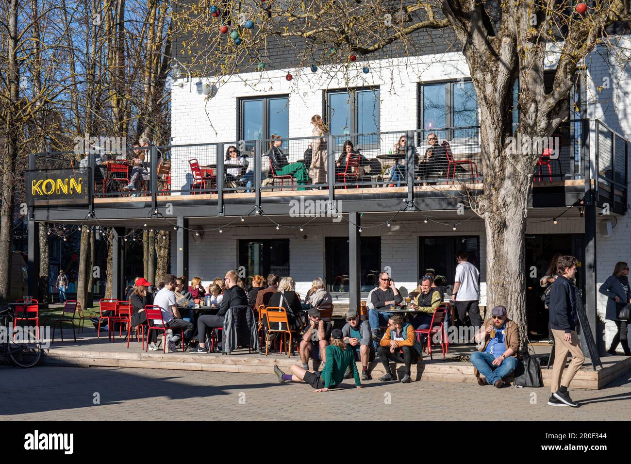 Le persone che si gustano bevande sulla terrazza del bar della birra artigianale Põhja Konn nel quartiere di Telliskivi Loomelinnak a Tallinn, Estonia Foto Stock