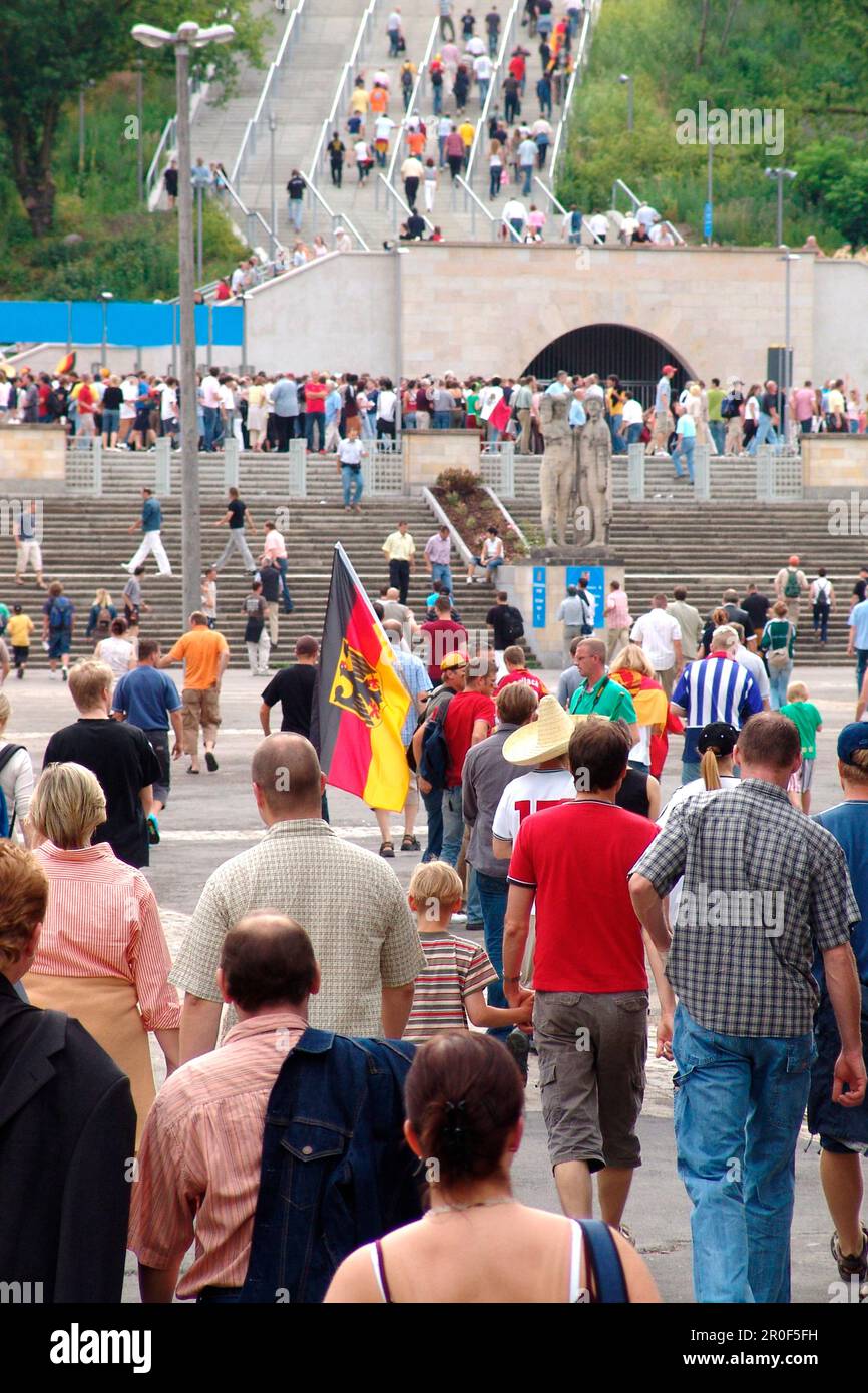 Persone che camminano per lo stadio centrale, Lipsia, Sassonia, Germania, Coppa del mondo 2006 Foto Stock