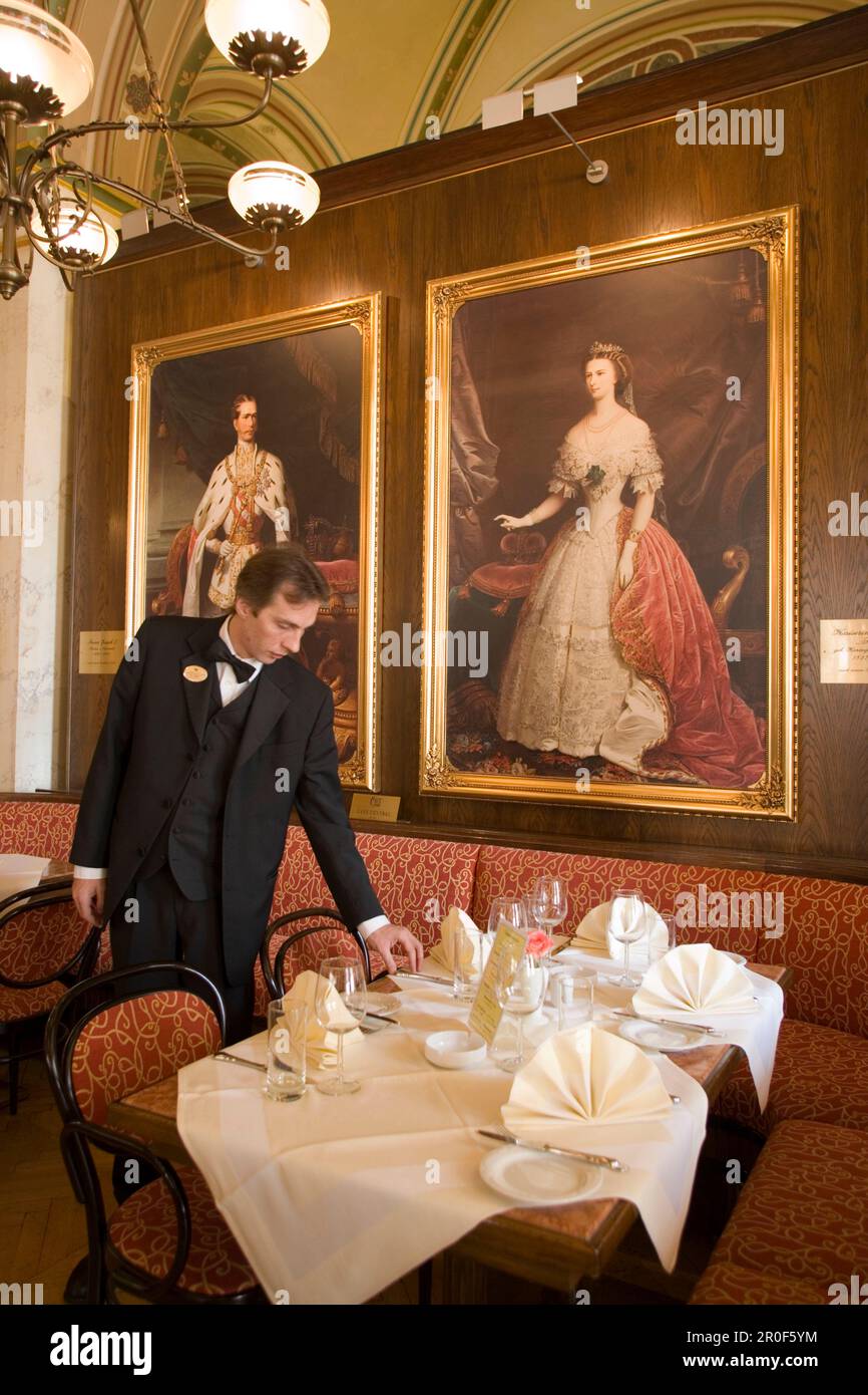 Cameriere che organizza l'allestimento sul tavolo al Cafe Central, Vienna, Austria Foto Stock