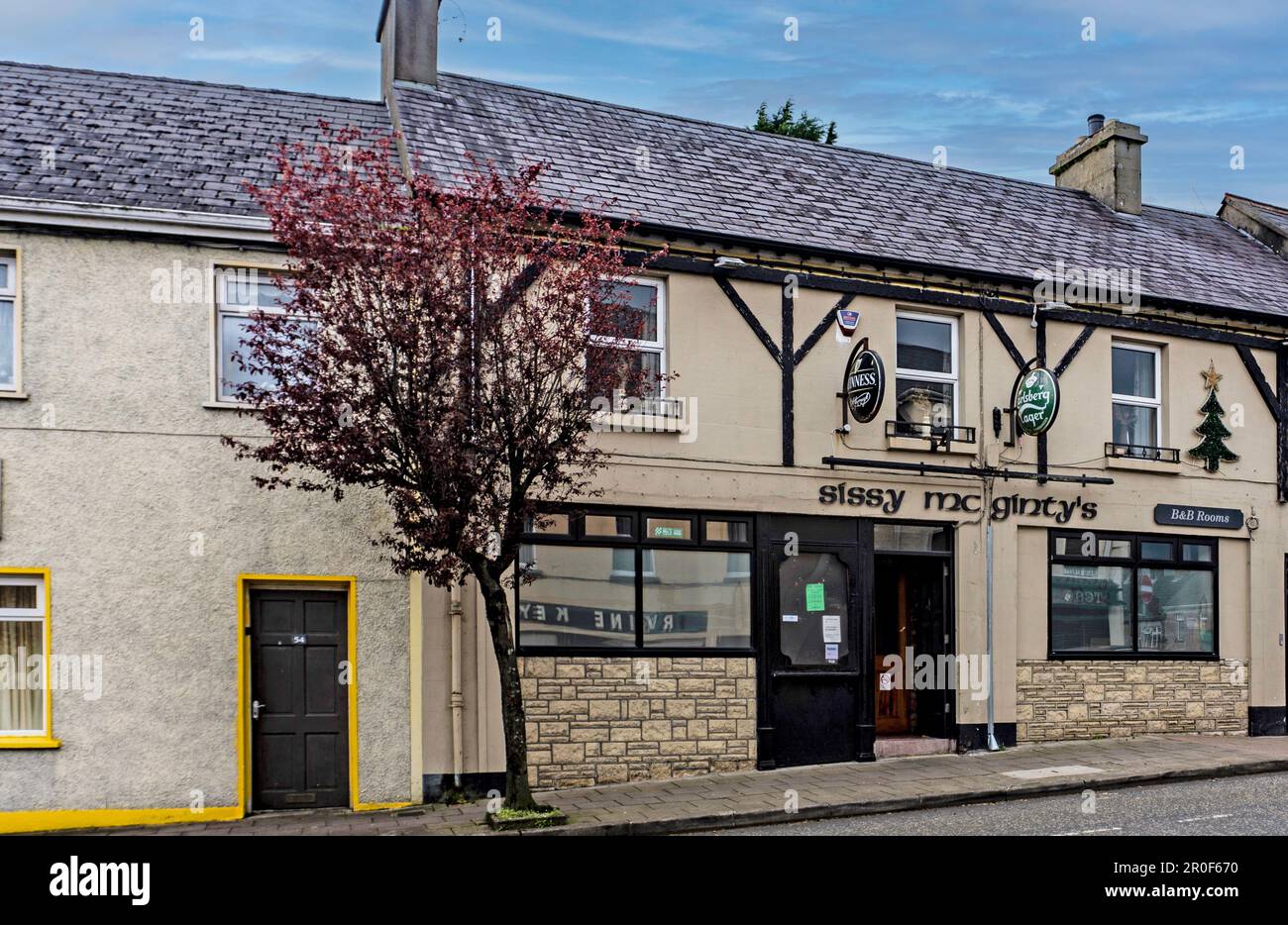 Sissy McGinty's Pub and Bed and Breakfast, Main Street, Irevinestown, Co Fermanagh, Irlanda del Nord. Foto Stock