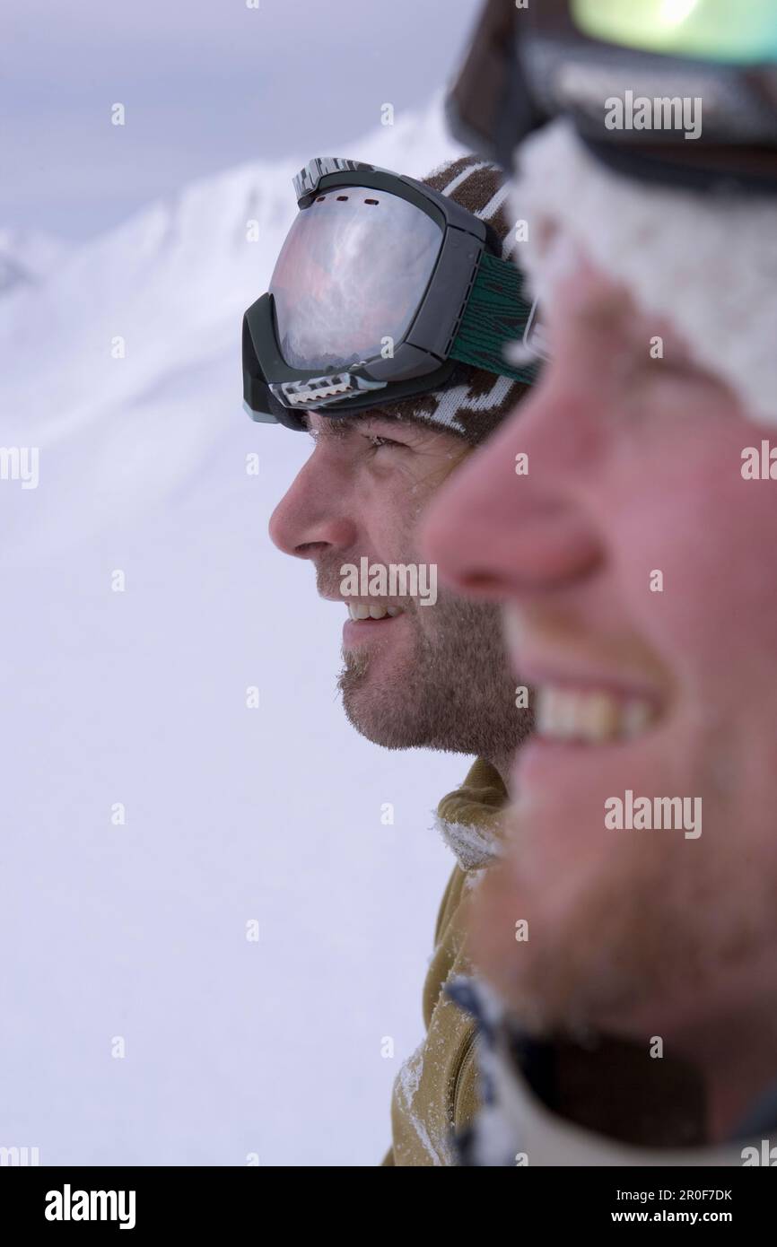 Due giovani fianco a fianco, Kuehtai, Tirolo, Austria Foto Stock