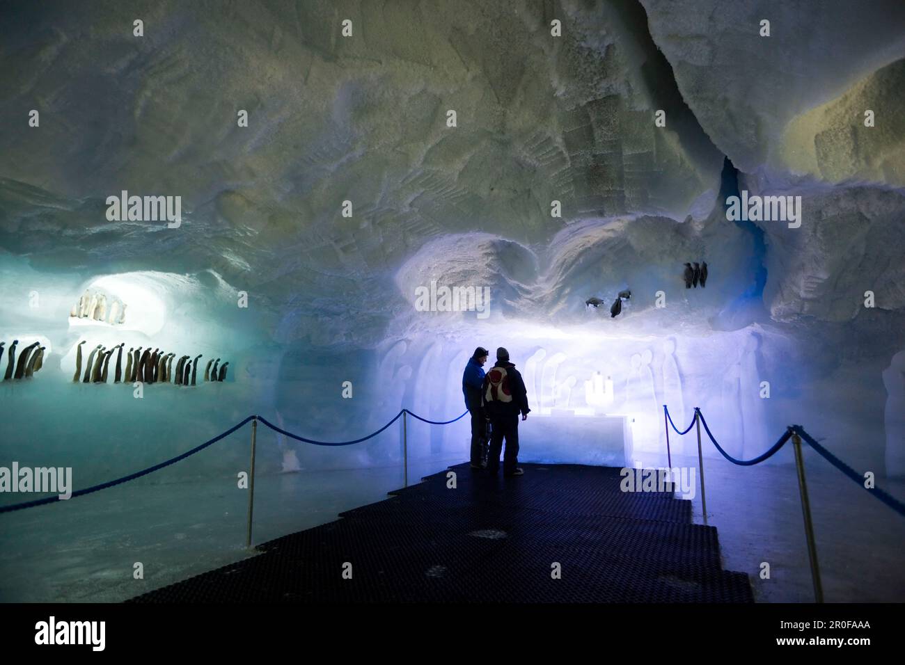 Persone che visitano il più grande padiglione di ghiaccio del mondo ad Allalin, Saas-Fee, Vallese, Svizzera Foto Stock