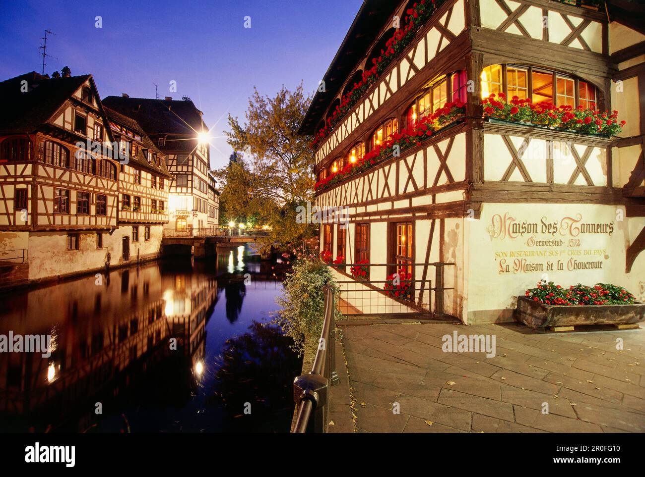 Ristorante Maison des Tanneurs la sera, Place Benjamin Zix, la Petite France, Strasburgo, Alsazia, Francia, Europa Foto Stock