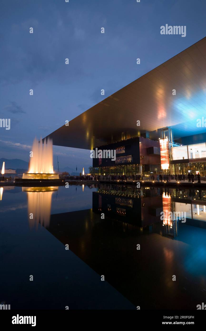 Fontana illuminata e cultura e KKL, centro congressi di Lucerna, presso Europaplatz in serata, Lucerna, Cantone di Lucerna, Svizzera Foto Stock