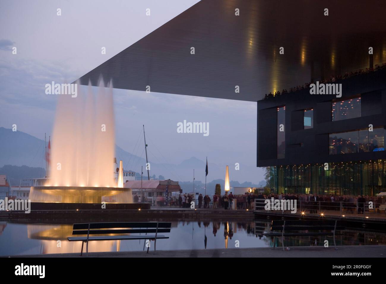 Fontana illuminata e KKL, centro culturale e congressuale di Lucerna presso Europaplatz in serata, Lucerna, Cantone di Lucerna, Svizzera Foto Stock