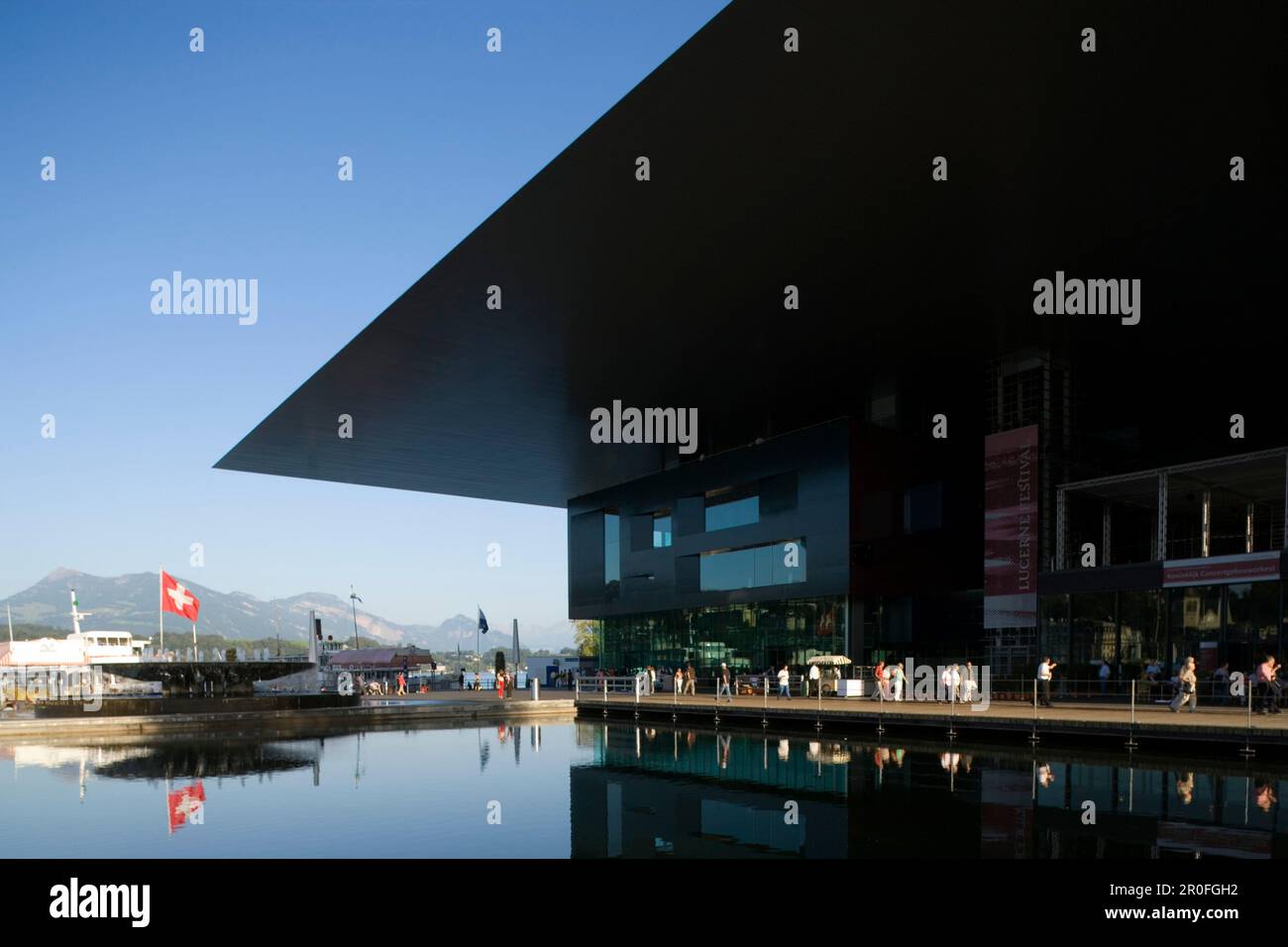 Turisti al KKL, centro culturale e congressuale di Lucerna presso Europaplatz, Lucerna, Cantone di Lucerna, Svizzera Foto Stock