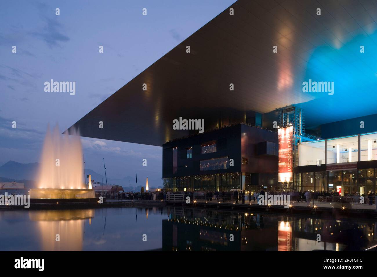 Fontana illuminata e KKL (centro culturale e congressuale di Lucerna) in Europaplatz in serata, Lucerna, Cantone di Lucerna, Svizzera Foto Stock