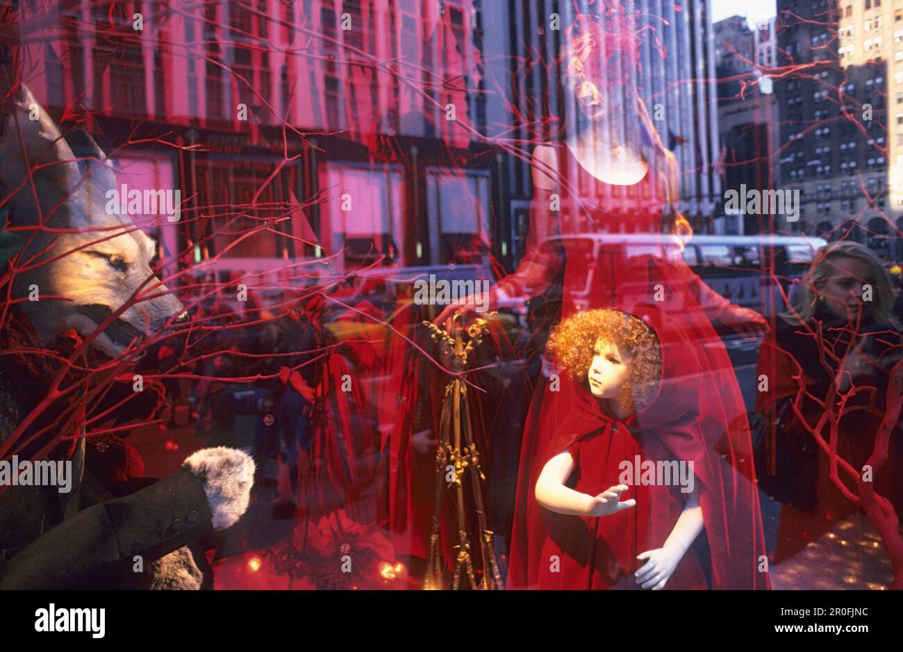 Vetrata decorata al Bergdorf Goodman sulla 5th Avenue, stagione delle festività, Manhattan Foto Stock