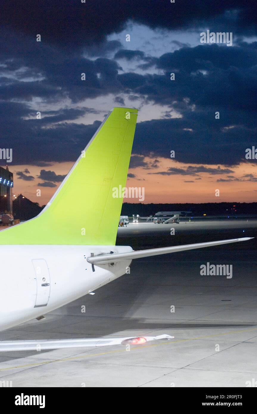 Nuvole tempestose sull'aereo all'aeroporto di Berlino, Germania Foto Stock