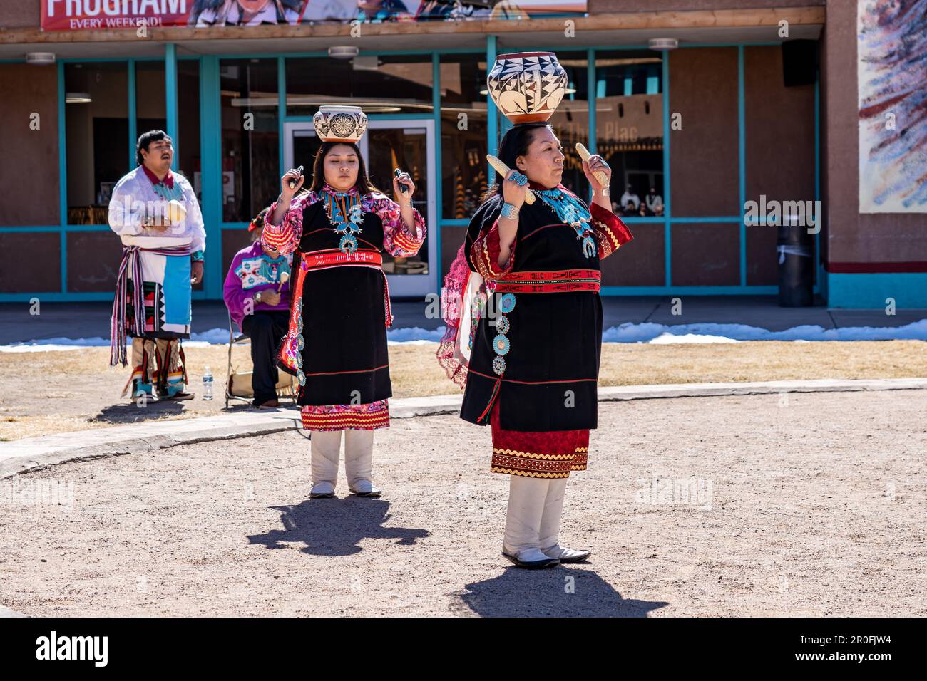 Tradizionale ballo Zuni presso il Centro Culturale Indian Pueblo di Albuquerque, New Mexico Foto Stock