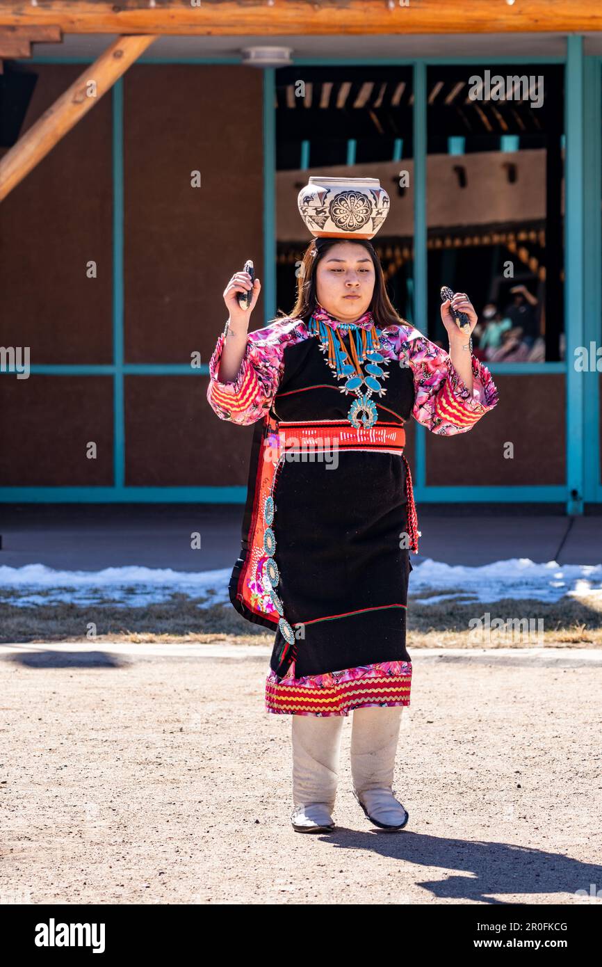 Tradizionale ballo Zuni presso il Centro Culturale Indian Pueblo di Albuquerque, New Mexico Foto Stock