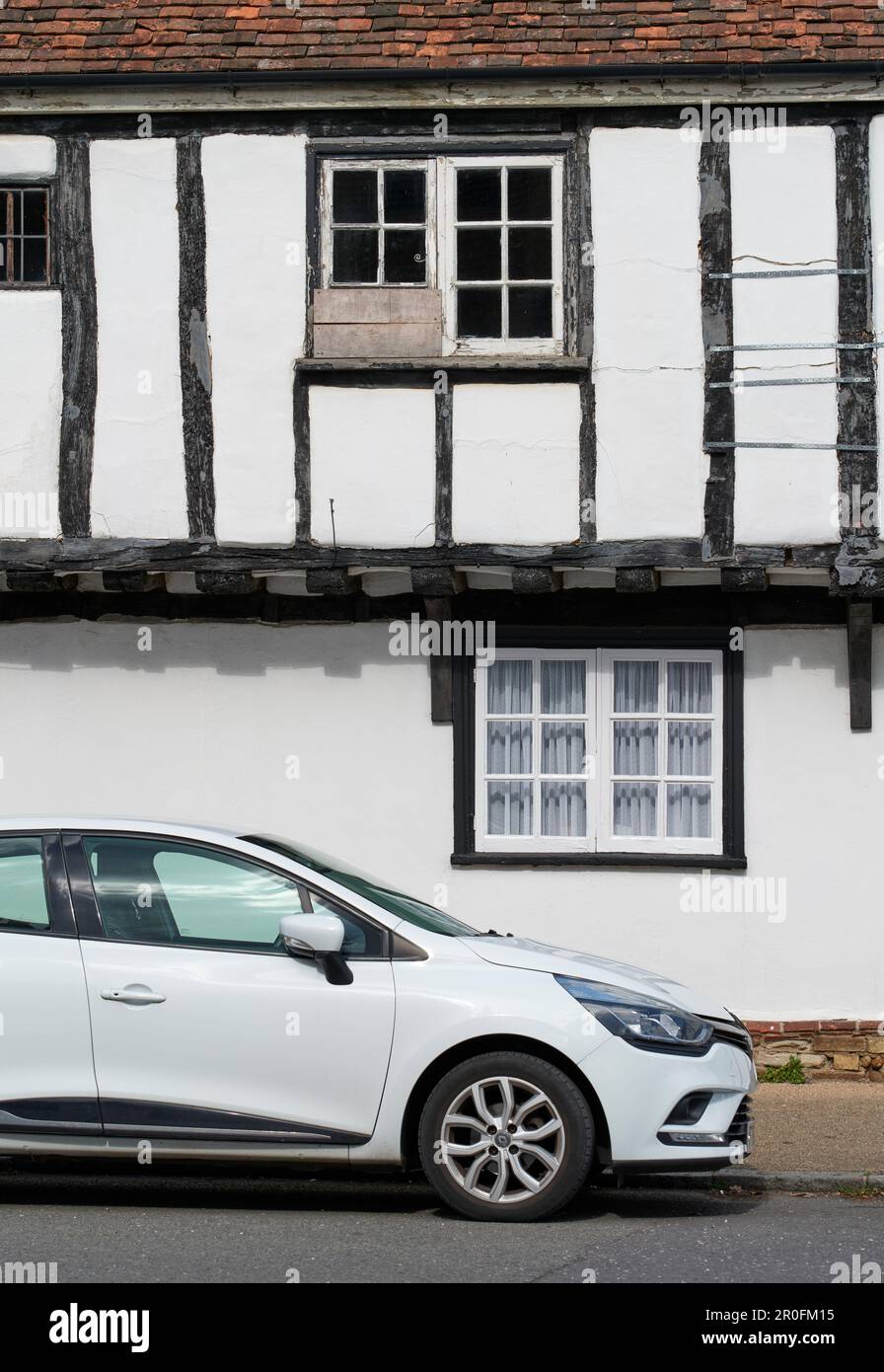 Auto bianca con finiture nere e finestre colorate parcheggiate davanti all'edificio a graticcio di High Street, Elstow Foto Stock