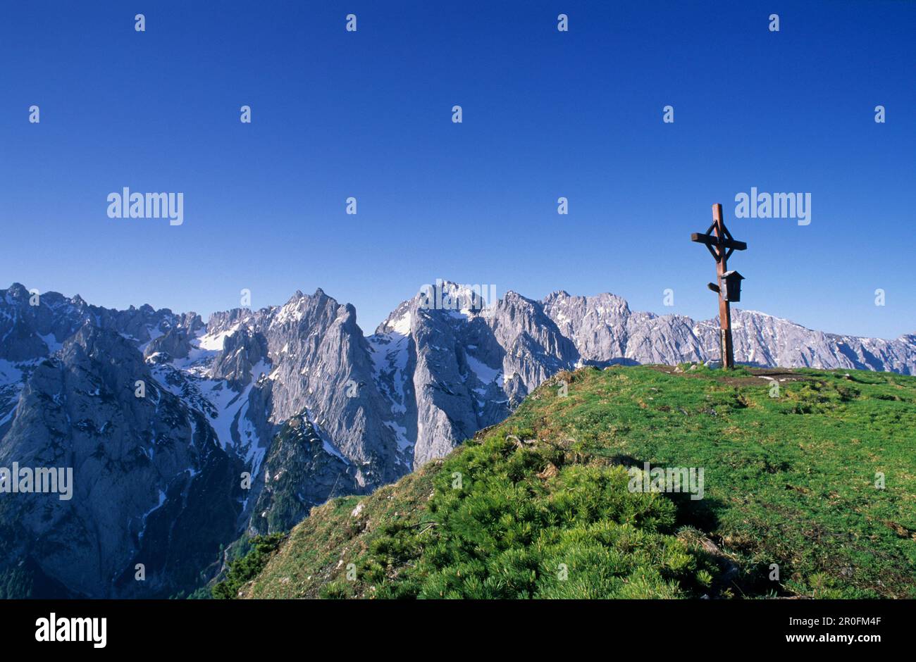 Croce sommitale sul monte Feldberg, vista sulla gamma Wilder Kaiser e Steinerne Rinne, Kaiser, Tirolo, Austria Foto Stock