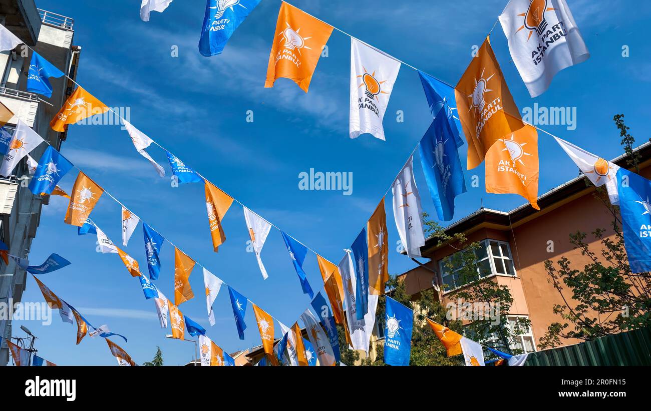 Eyup, Istanbul, Turchia - 07.May.2023: Un sacco di giustizia e sviluppo partito ak partito akp bandiere appese su una corda sotto il cielo blu prima del 14 maggio 2023 e Foto Stock