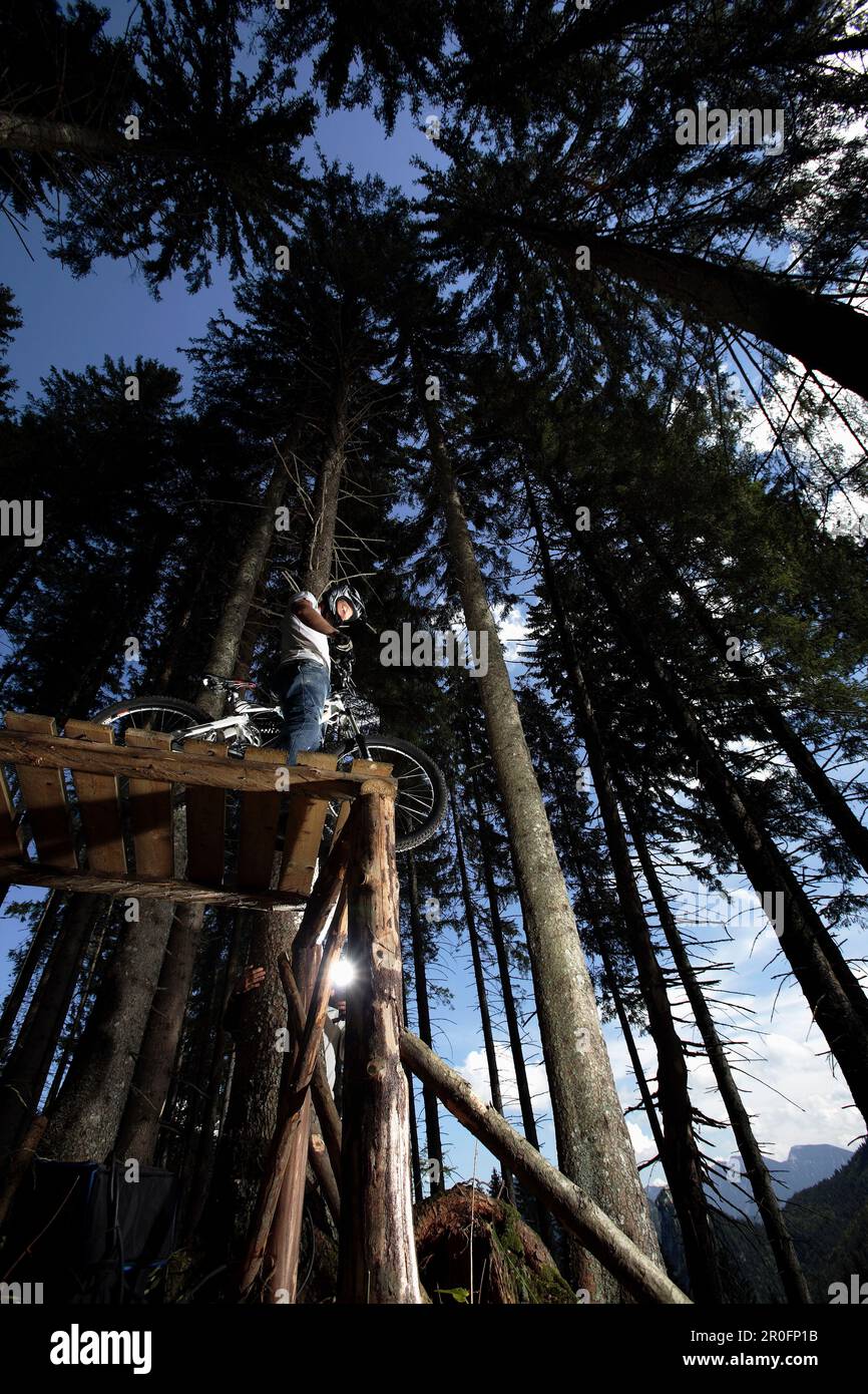 Mountain Biker in piedi su una rampa, Oberammergau, Baviera, Germania Foto Stock