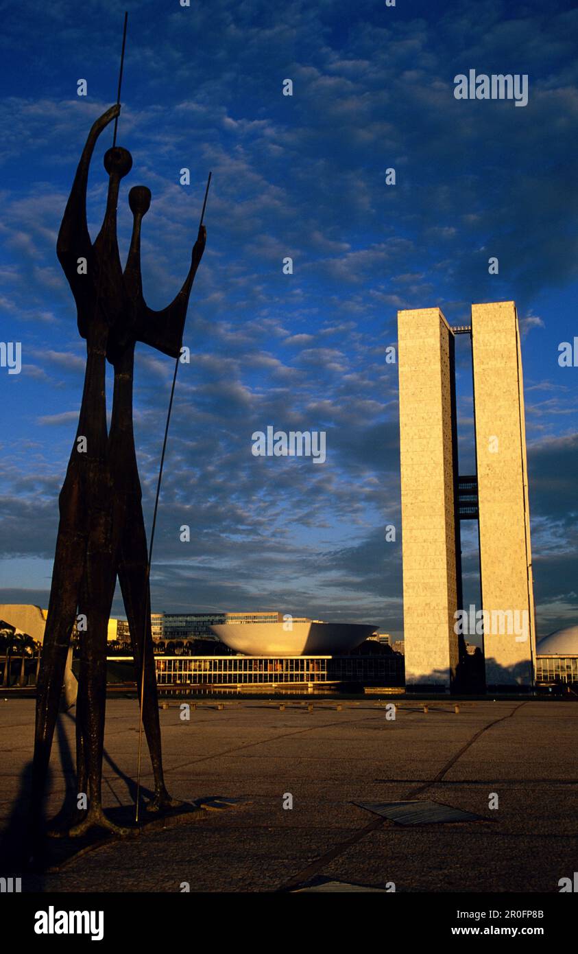Candangos scultura e Congresso nazionale del Brasile, Praca dos Tres Poderes, Brasilia, Brasile Foto Stock