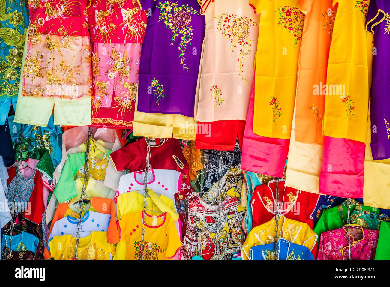Colorati abiti tradizionali vietnamiti in un negozio di strada a Hue, Vietnam Foto Stock