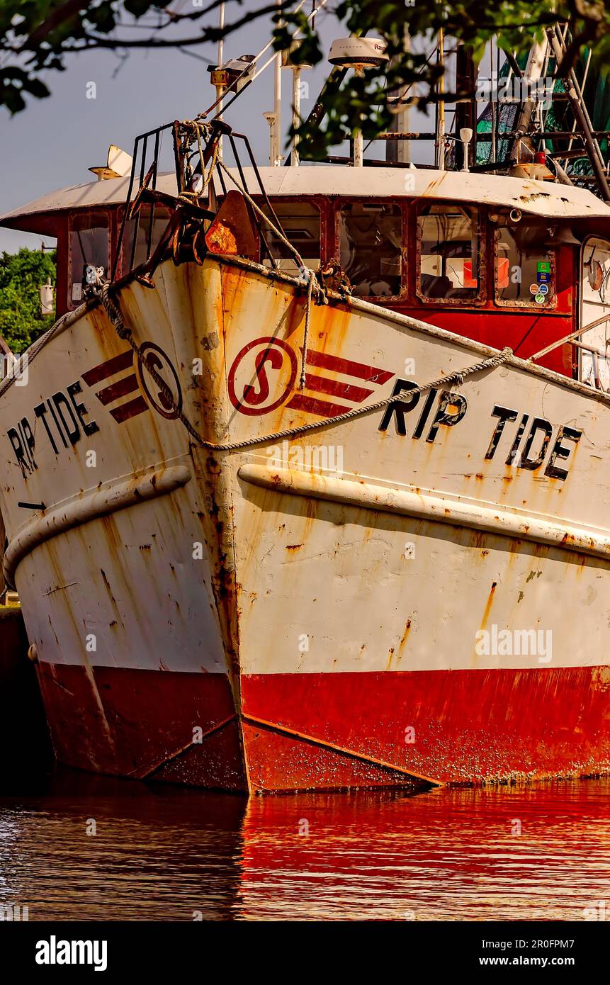 Una barca per i gamberetti è ormeggiata per riparazioni, il 2 maggio 2023, a Bayou la Batre, Alabama. Foto Stock