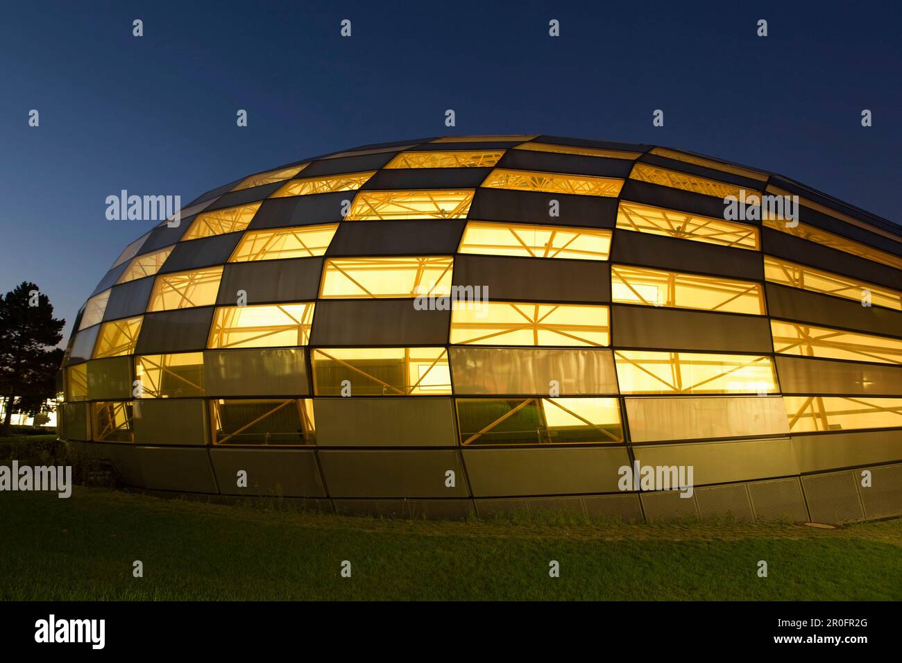 Berlino futiristic buiding di Bibliothek della libera Università di Berlino da parte dell'architetto Sir Norman Forster al crepuscolo Foto Stock