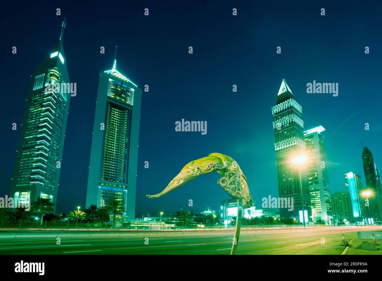 Grattacielo Dubai Sheikh Zayed Road, torri Emirates, skyline, scultura di falco Foto Stock