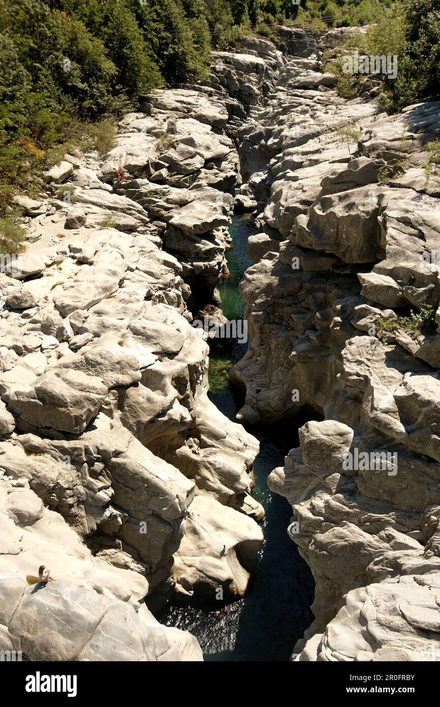 Svizzera Ticino Val Verzasca river rock intrusione Foto Stock