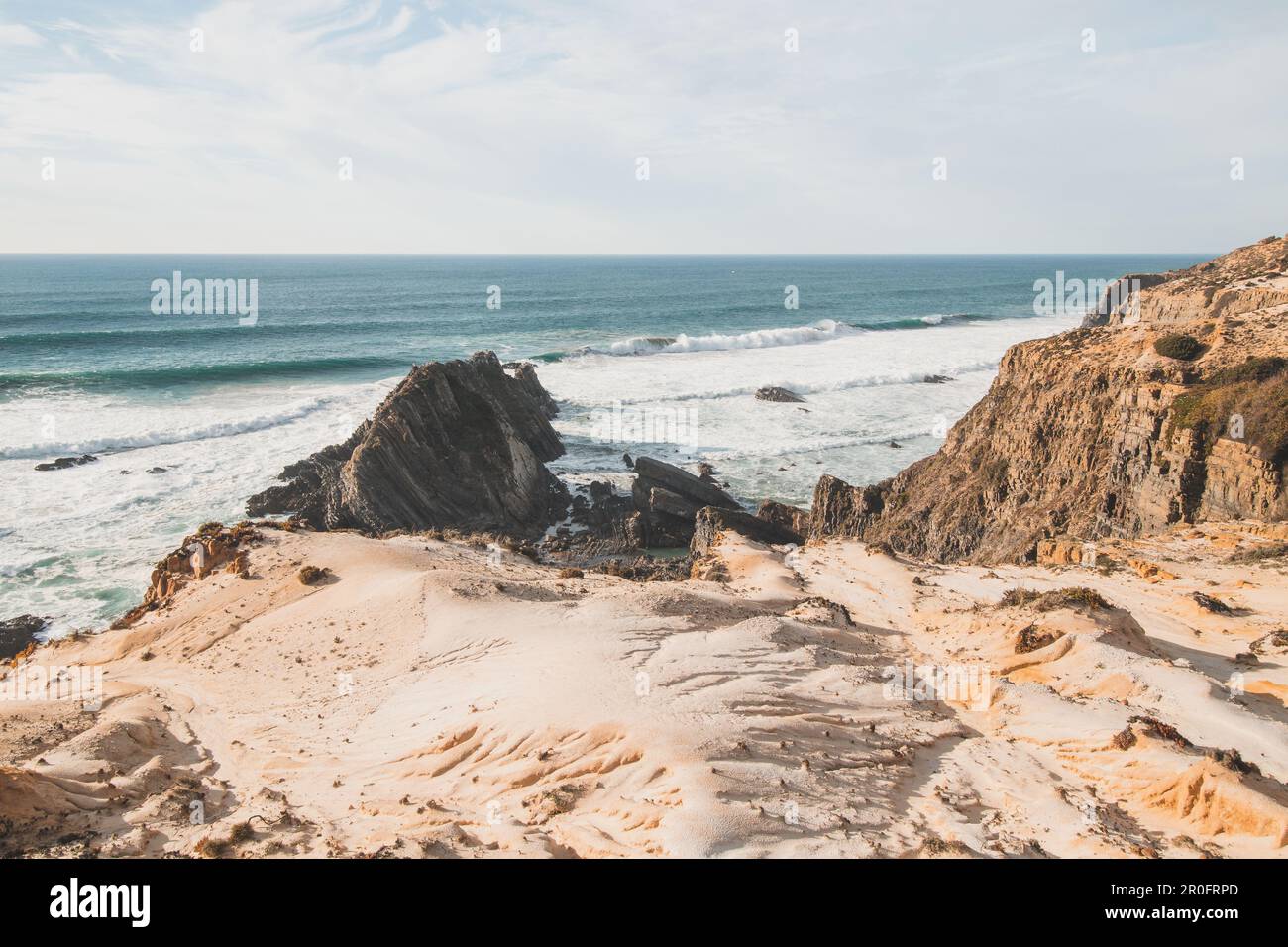 Paesaggio lunare e asciutto con calcari sgretolati e superficie sabbiosa nella regione di Odemira, Portogallo occidentale. Girovagando lungo il Sentiero dei pescatori, Rota Vic Foto Stock