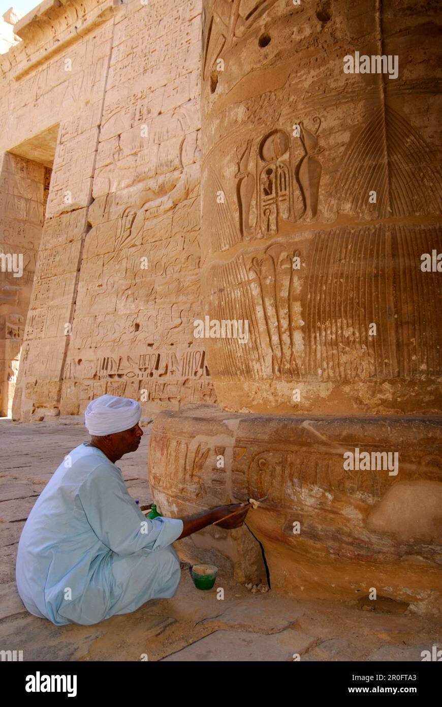 Lavori di restauro al pilastro con rilievo, ramsesseeum presso banca occidentale, Tebe, Egitto, Africa Foto Stock