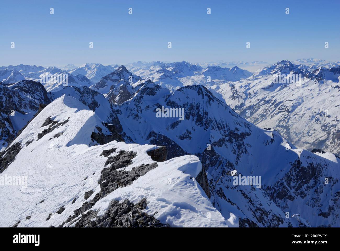 Vista sulle cime delle montagne Madelegabel, Biberkopf e Widderstein, Alpi Allgaeu, Baviera, Germania Foto Stock