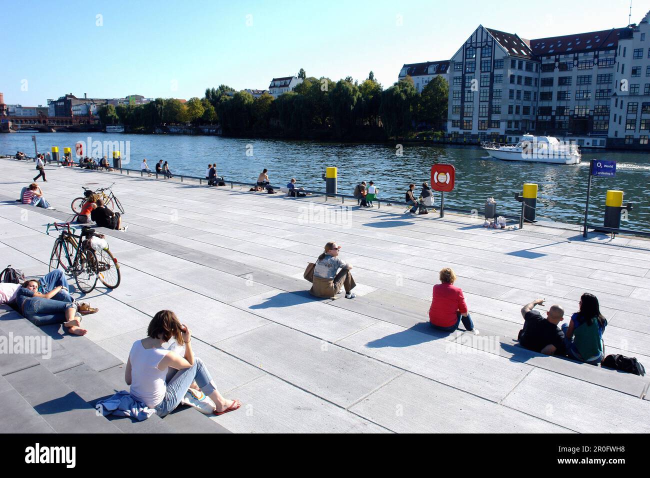 Persone che si rilassano a Sprea River, Friedrichshain, Berlino, Germania Foto Stock